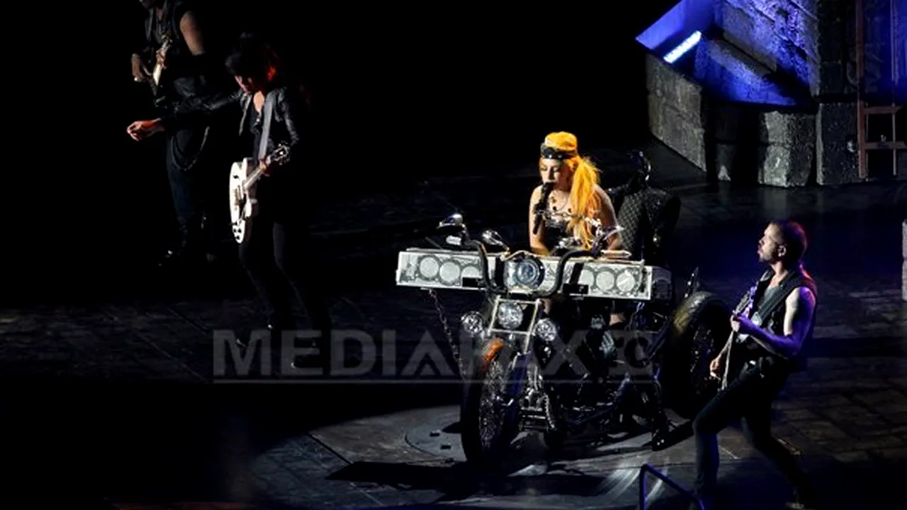Lady Gaga a avut nevoie de îngrijiri medicale după concert. Două ambulanţe au fost chemate la finalul show-ului