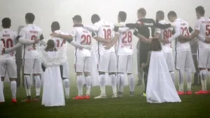 Omagiu adus victimelor incendiului de la clubul Colectiv, în minutul 41 al meciului ACS Poli-Dinamo - FOTO