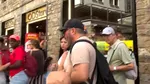 Imagini virale. Un român a fost filmat în timp fură din rucsacul unor turiști la Florența