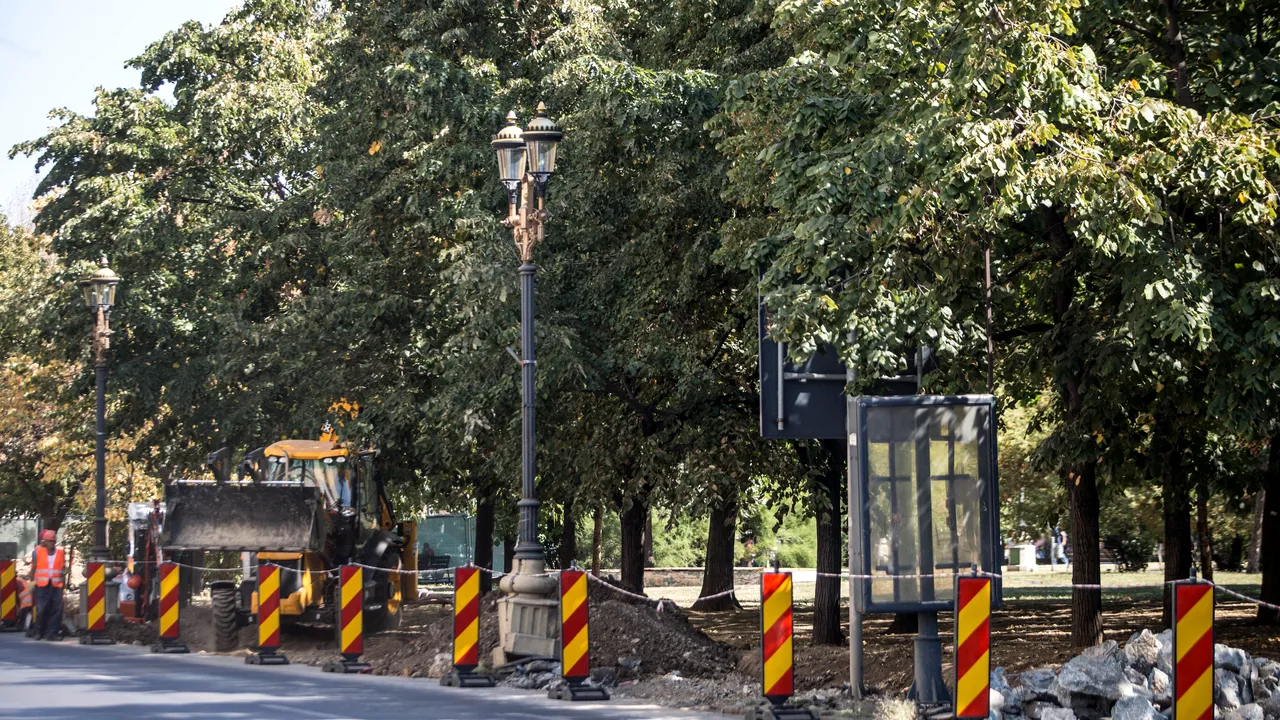 Se refac trotuarele în zona Piaţa Unirii din Capitală
