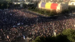 Jandarmeria: În Piaţa Victoriei au venit persoane din galeriile de fotbal, rugăm delimitarea de ele