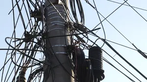 Branşamente ilegale şi instalaţii electrice artizanale, găsite în Centrul Istoric