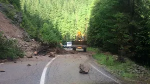 Transalpina blocată de aluviuni şi stânci în mai multe locuri | FOTO, VIDEO