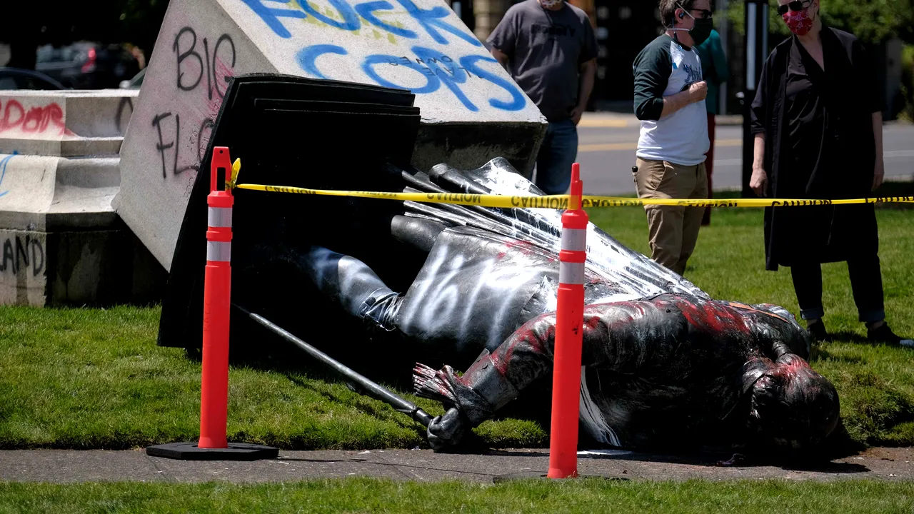 Protestatarii dintr-un stat american au vandalizat o statuie a lui George Washington şi i-au dat foc