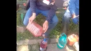 Un muncitor nepalez, învăţat de un gălăţean să fure de la serviciu: „little benzin, no problem”