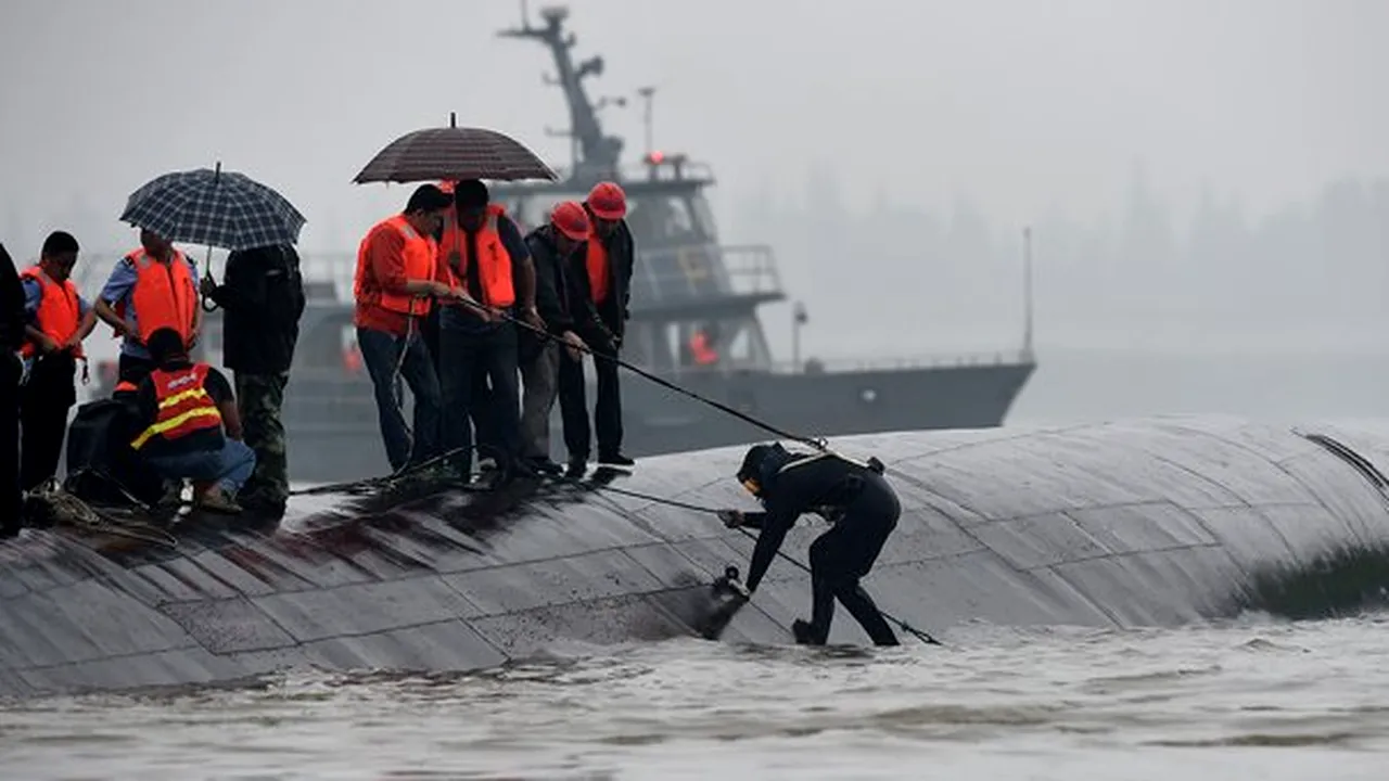 Sute de persoane date dispărute, după ce o navă chineză s-a răsturnat pe fluviul Yangtze - FOTO, VIDEO