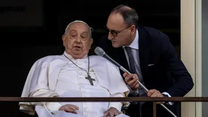 „Știa că s-ar putea să nu treacă peste noapte”. Dezvăluirile făcute de unul din medicii care l-au tratat pe Papa Francisc în spital