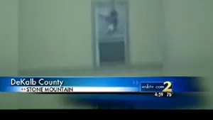 Imagini şocante: O femeie îşi aruncă proprii copii pe geam. Află motivul - VIDEO