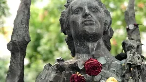 Reprezentanţii ambasadelor României şi R. Moldova în Franţa au depus flori la statuia lui Eminescu