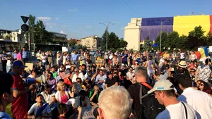 PROTESTE cu îmbrânceli în Piaţa Victoriei. Opt persoane, printre care şi un jurnalist german, ridicate de jandarmi. O femeie, luată cu un echipaj SMURD/ Traficul, parţial blocat | FOTO, VIDEO