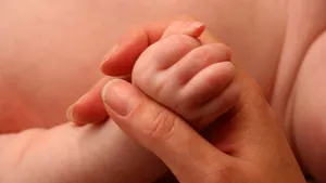 O femeie de 54 de ani a născut un copil dintr-un embrion congelat timp de 22 de ani