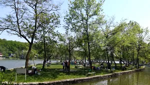 Sute de ieşeni au încins grătarele pe malul lacului Ciric sau în sau în pădurea de la Bucium. Turiştii, invitaţi  minigolf şi paintball, de 1 Mai | GALERIE FOTO