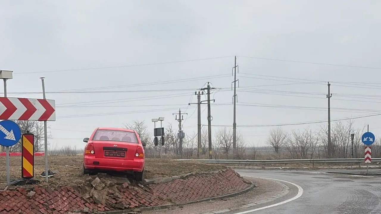 Un doljean beat a rămas cu maşina suspendată în sensul giratoriu