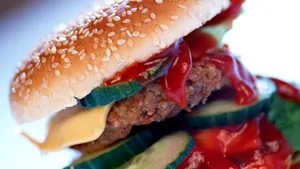 Ce trucuri folosesc restaurantele fast-food pentru a ne face să mâncăm mai mult