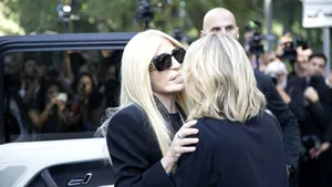 Sute de oameni la Milano i-au adus un ultim omagiu lui Giorgio Armani, legenda modei italiene, care a murit la 91 de ani