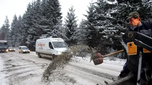 Suceava: Circulaţia rutieră se desfăşoară anevoios