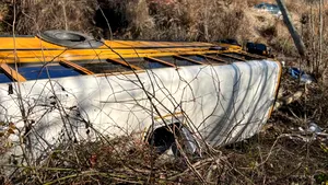 Un autobuz şcolar cu 18 copii la bord s-a prăbuşit într-o râpă, în SUA 