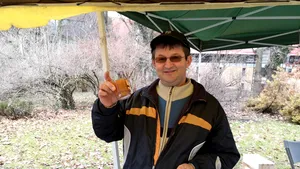 FOTO | Miere rară, cu proprietăţi curative, produsă de un apicultor clujean. Ingredientul de bază, cunoscut de pe vremea faraonilor, creşte la peste 1.200 de metri, în Apuseni