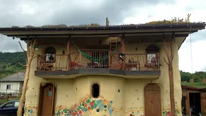 GALERIE FOTO | Căsuţa din poveşti: Doi fraţi din Bistriţa au construit o locuinţă ecologică unicat, din lemn, paie şi muşchi de copac, care atrage turiştii din toate colţurile lumii