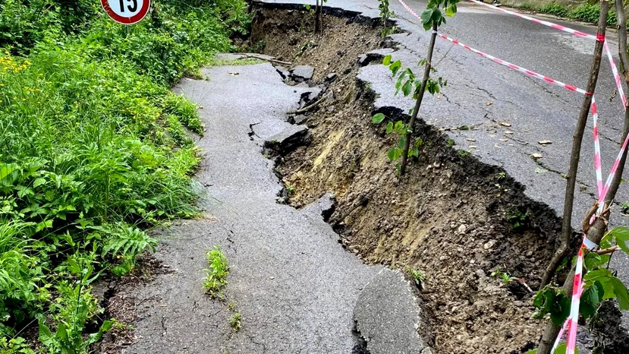 Drum prăbuşit în Alba din cauza ploilor torenţiale