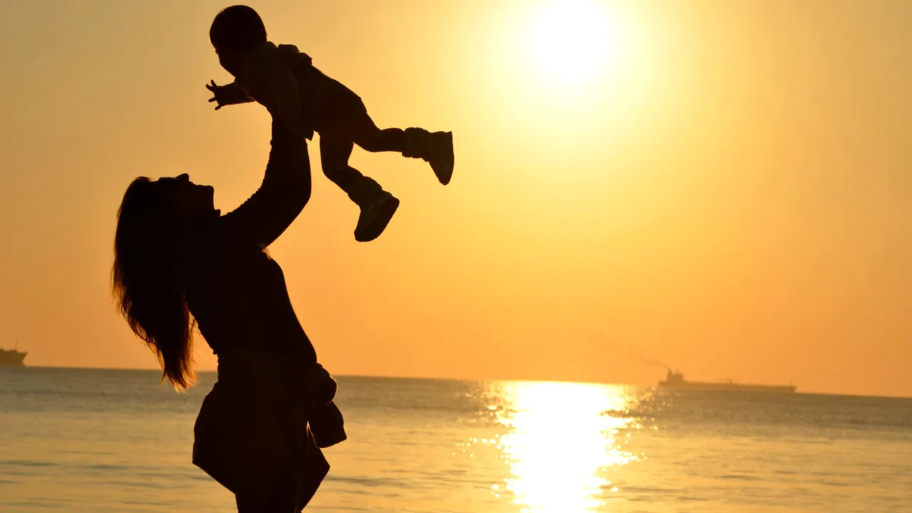 Spania. Părinţii singuri primesc concediu parental dublu, la fel ca şi cuplurile