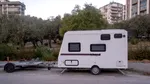 Trei ani într-o rulotă, în parcarea unui bloc din Toscana. Vecinii unui român au ajuns la prefect