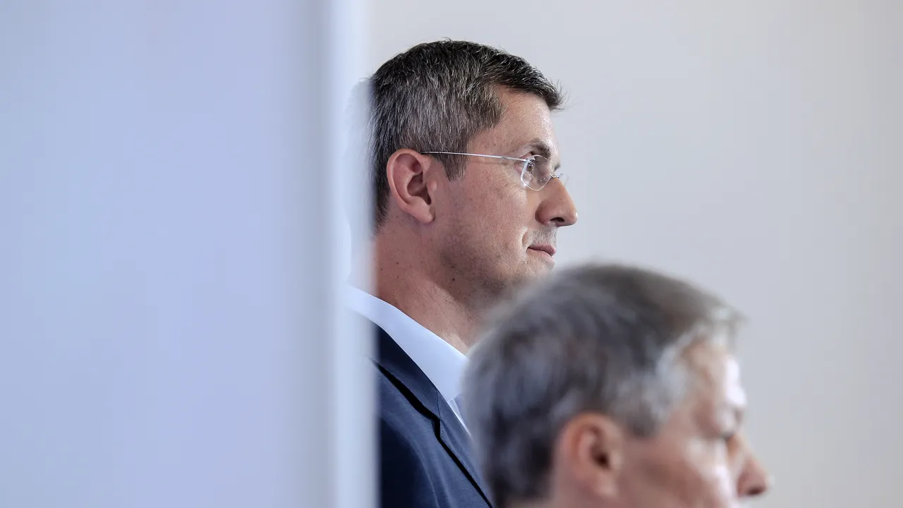 OPINIE | Nu sînt doar ”pioneri” şi ”utecişti”: cine votează USR-PLUS, îi votează, de fapt, pe moştenitorii Securităţii. În frunte cu Coldea.