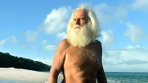 Un fost milionar trăieşte, de 22 de ani, pe o insulă izolată. S-a mutat acolo după ce a pierdut totul şi soţia l-a părăsit: „Măsori de cinci ori, tai o dată aici unde sunt eu” | FOTO, VIDEO