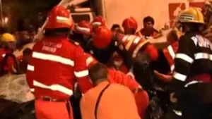 Patru tineri sunt în stare gravă la spital după ce şoferul autoturismului în care se aflau a acroşat patru maşini - VIDEO