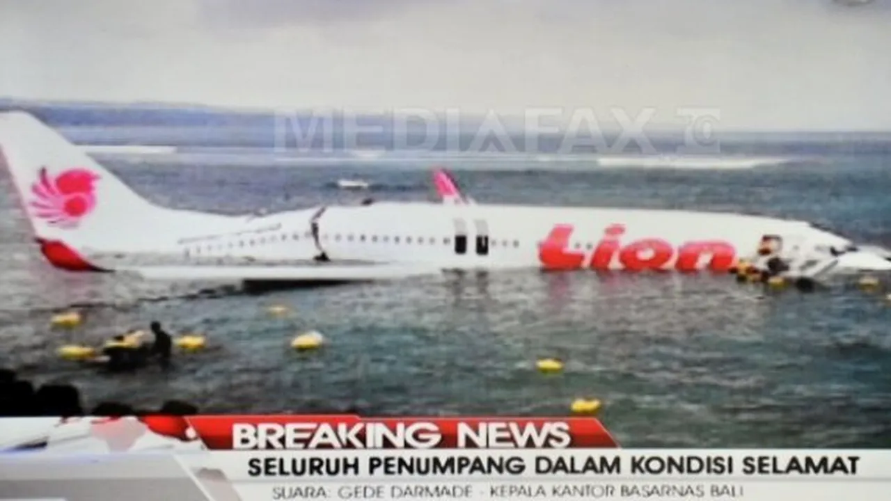 Un avion cu peste 100 de persoane la bord s-a PRĂBUŞIT în mare. IMAGINI de la locul impactului - FOTO, VIDEO