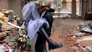 Dragostea învinge. Un cuplu ucrainean şi-a sărbătorit nunta printre dărâmături VIDEO