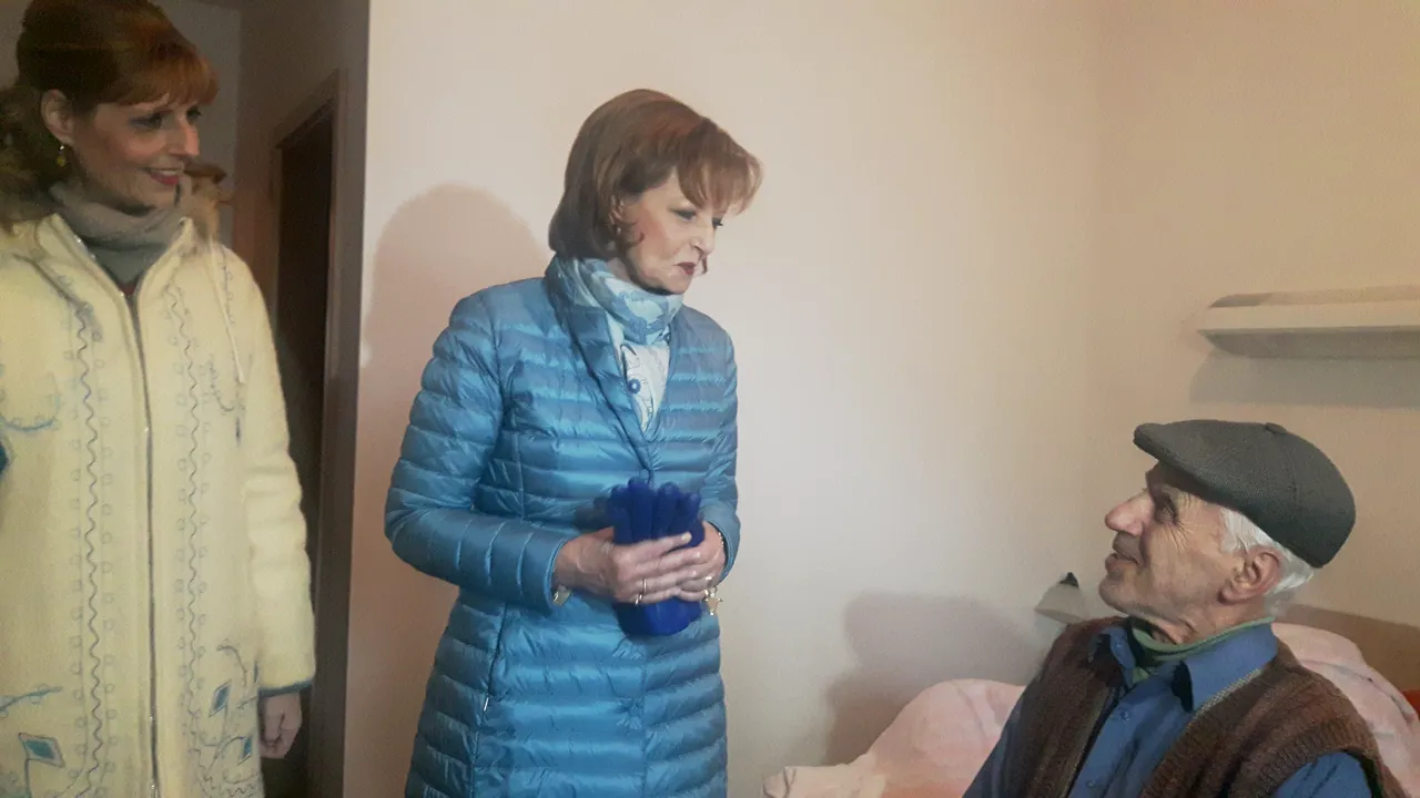 Principesa Moştenitoare Margareta şi Principesa Maria au împărţit daruri la un centru pentru persoane vârstnice din Săvârşin. Oamenii s-au interesat de starea Regelui Mihai