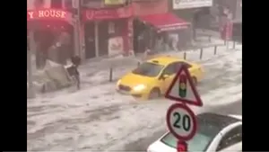 FURTUNĂ VIOLENTĂ la Istanbul: Cel puţin zece răniţi, maşini luate de apă, acoperişuri distruse şi copaci doborâţi