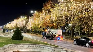 Primăria Capitalei a început instalarea decoraţiunilor pentru iluminatul festiv de iarnă