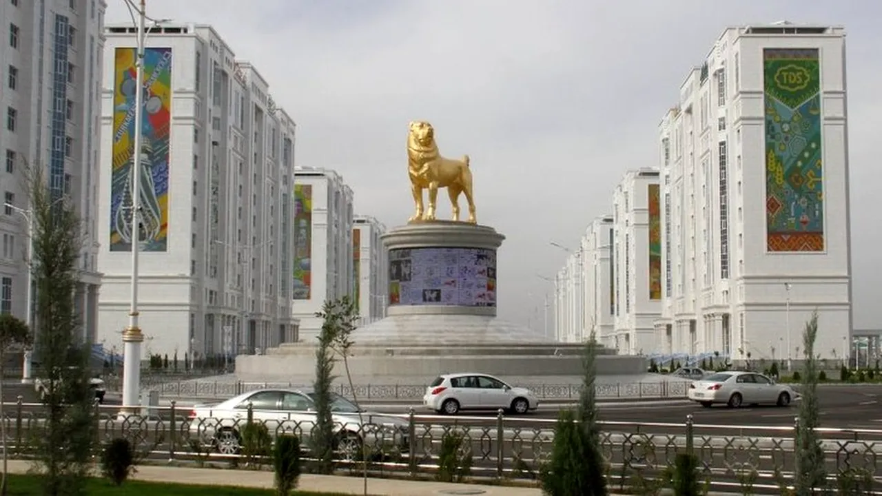 Preşedintele Turkmenistanului a dezvăluit în centrul capitalei o statuetă de aur cu câinele său
