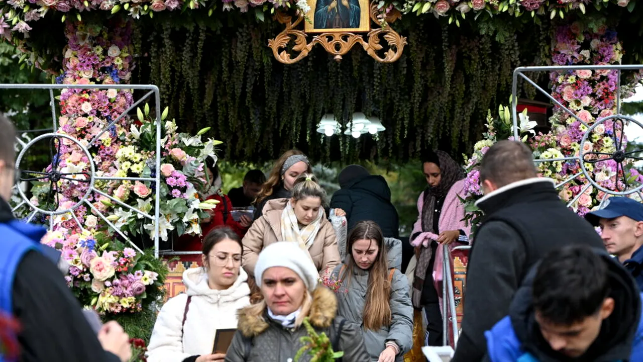 Peste 200.000 de oameni au trecut pe la racla cu moaştele Sfintei Cuvioase Parascheva