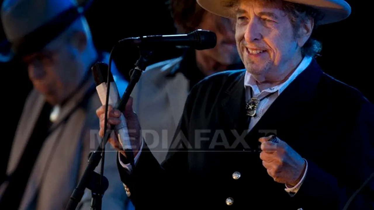 În trecere prin Suedia, între două cântări, Bob Dylan şi-a RIDICAT Premiul Nobel: medalia şi diploma. Pentru a intra în posesia banilor, e nevoie de un discurs de mulţumire