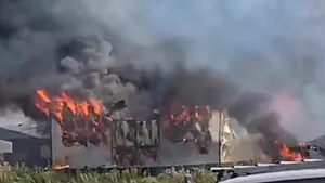 Incendiu puternic la o hală de deșeuri și mase plastice din Băicoi. A fost emis mesaj RO-ALERT