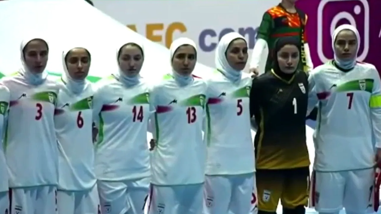 Echipa naţională feminină de futsal a Iranului a refuzat să cânte imnul ţării la un turneu internaţional

