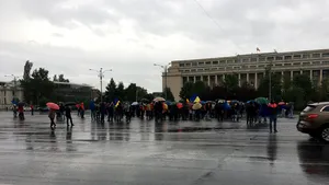 FOTO Protest în Piaţa Victoriei, faţă de proiectul de lege privind graţierea. Oamenii au plecat în marş spre Parlament