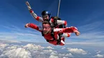 Sezonul de parașutism 2026 a început la Clinceni: salturi cu parașuta în tandem la 4000 de metri altitudine