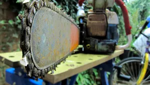 Întâmplare şocantă în Vaslui: O femeie a fost cuprinsă de flăcări când tăia lemne cu drujba