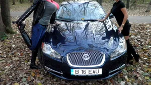 Roxana Ciuhulescu are bustul mai mare decât Adina Barbu