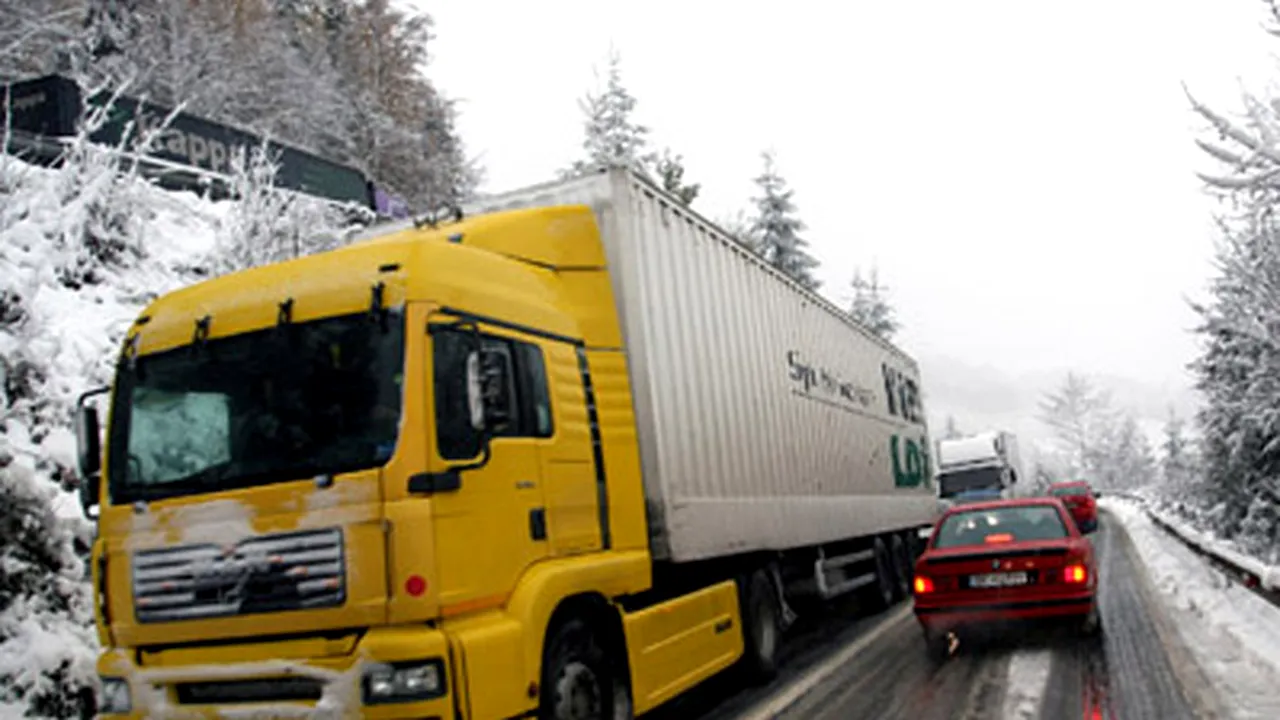 Trafic dificil în Defileul Jiului, din cauza zăpezii