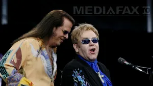 Dramă pentru trupa lui Elton John: Basistul formaţiei care îl acompaniază pe cântăreţ a murit