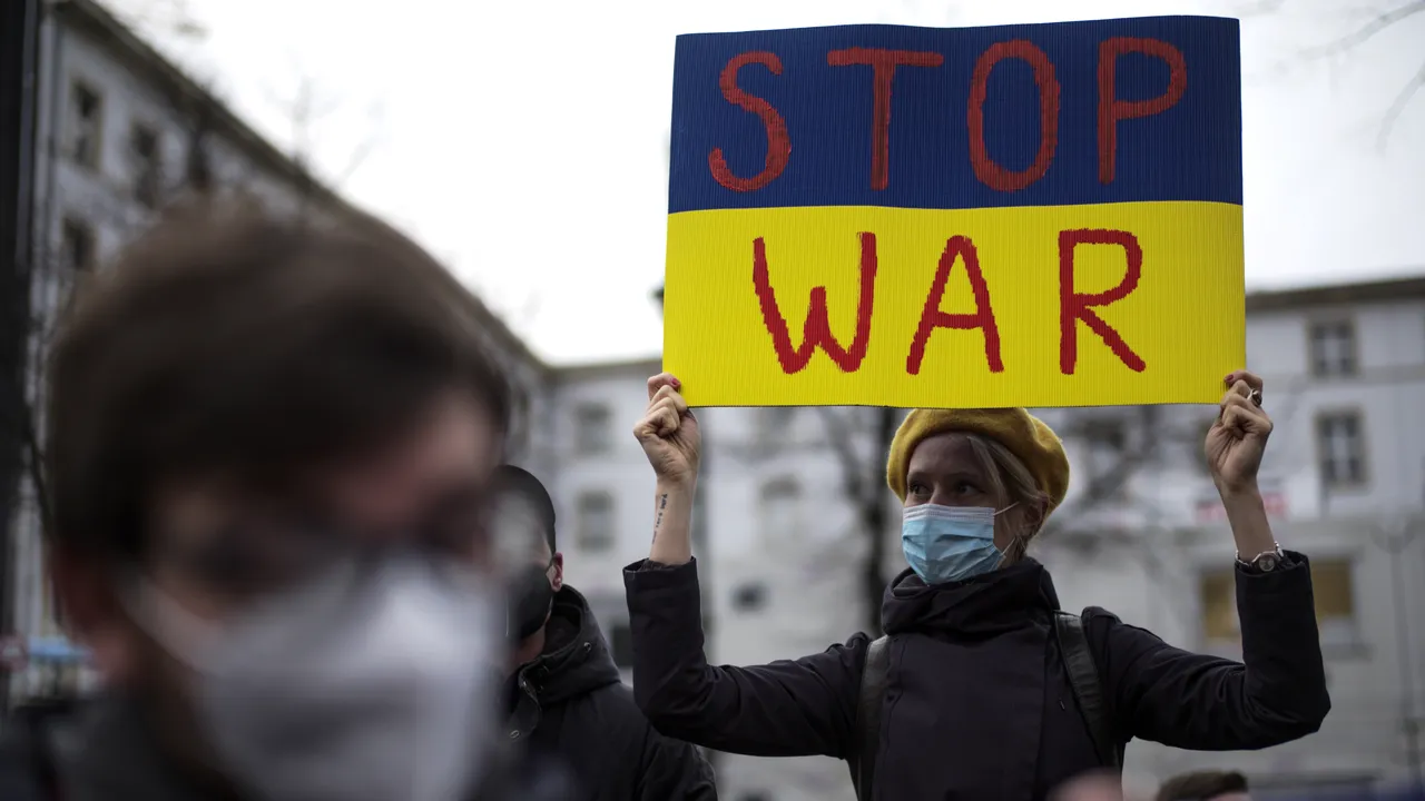 Protest la Ambasada Rusiei la Bucureşti faţă de războiul din Ucraina