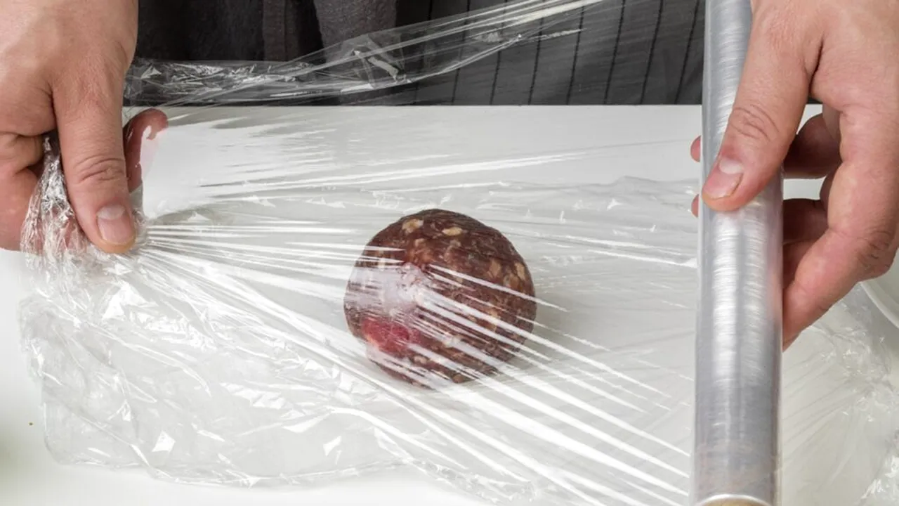 Cum scapi de folia transparentă care se lipește de ea însăși: trucul pe care puțini îl știu