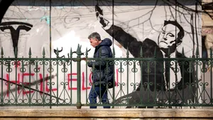 În Capitală a apărut un graffiti cu Elon Musk făcând salutul nazist. Miliardarul a criticat de mai multe ori România 