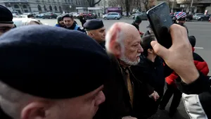 Gelu Voican Voiculescu, bătut până la sânge de un revoluţionar în Piaţa Universităţii: „Criminalule, cum ai tupeul să vii aici?” / Agresorul a fost prins - FOTO