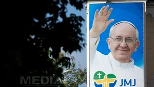 Papa Francisc a plecat către Rio de Janeiro, unde va prezida Zilele Mondiale ale Tineretului: Aş vrea să-i găsesc pe tineri integraţi în ţesutul social